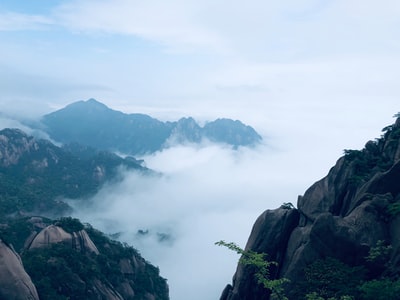 白天白云下绿灰色的落基山